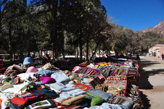 Venda de roupa na praça de Purmamarca - Argentina